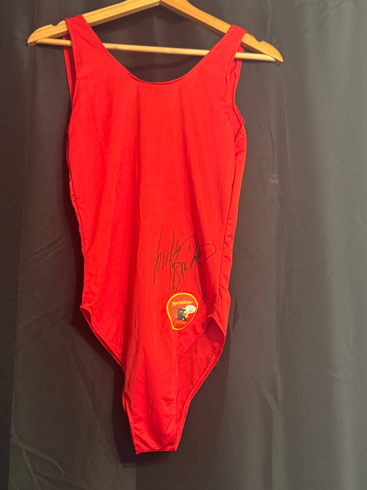 Baywatch – Roter Lifeguard Badeanzug | Handsigniert von Angelica Bridges | JSA COA #WA856990 | One Size