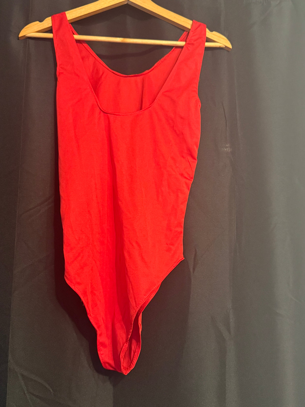 Baywatch – Roter Lifeguard Badeanzug | Handsigniert von Angelica Bridges | JSA COA #WA856990 | One Size